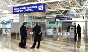 Проходить паспортный контроль в российских аэропортах стало труднее. Теперь простая формальность занимает до десяти минут